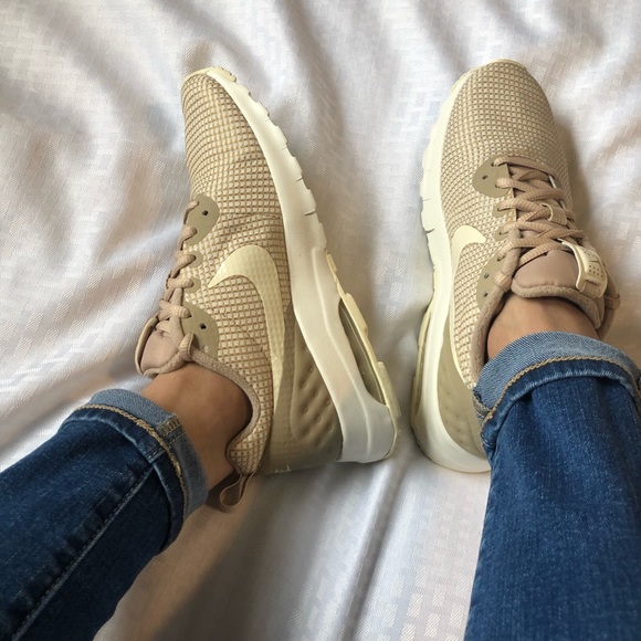 Nike Shoes - Nike Air Max Motion LW SE